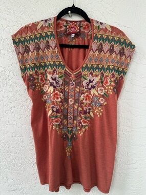 Johnny Was Embroidered V Neck Floral Short Sleeve Tee Medium
